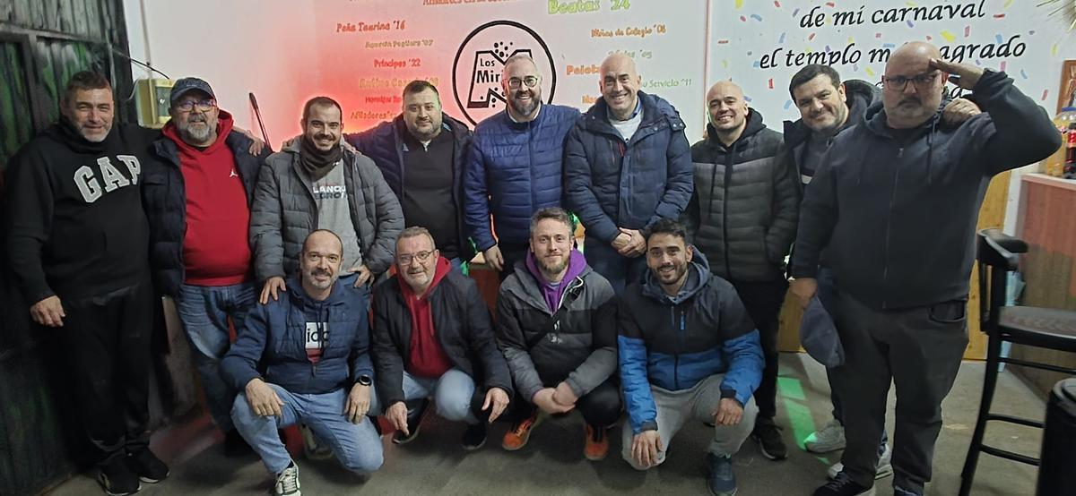 Miembros de la murga Los Mirinda durante uno de los ensayos.