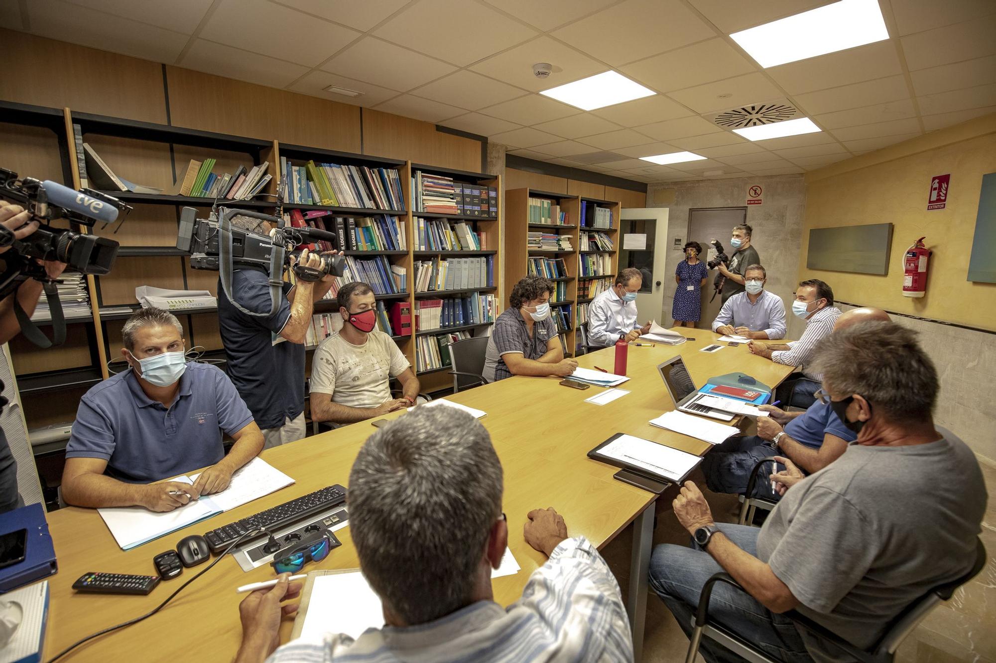 Conflicto laboral en la EMT: Reunión en Cort del comité de empresa de la EMT con el alcalde de Palma, José Hila