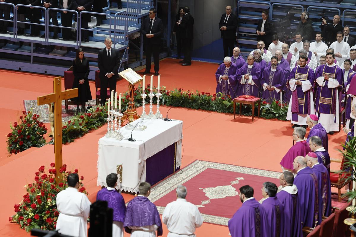Un momento del funeral que se celebra este jueves en Huelva.