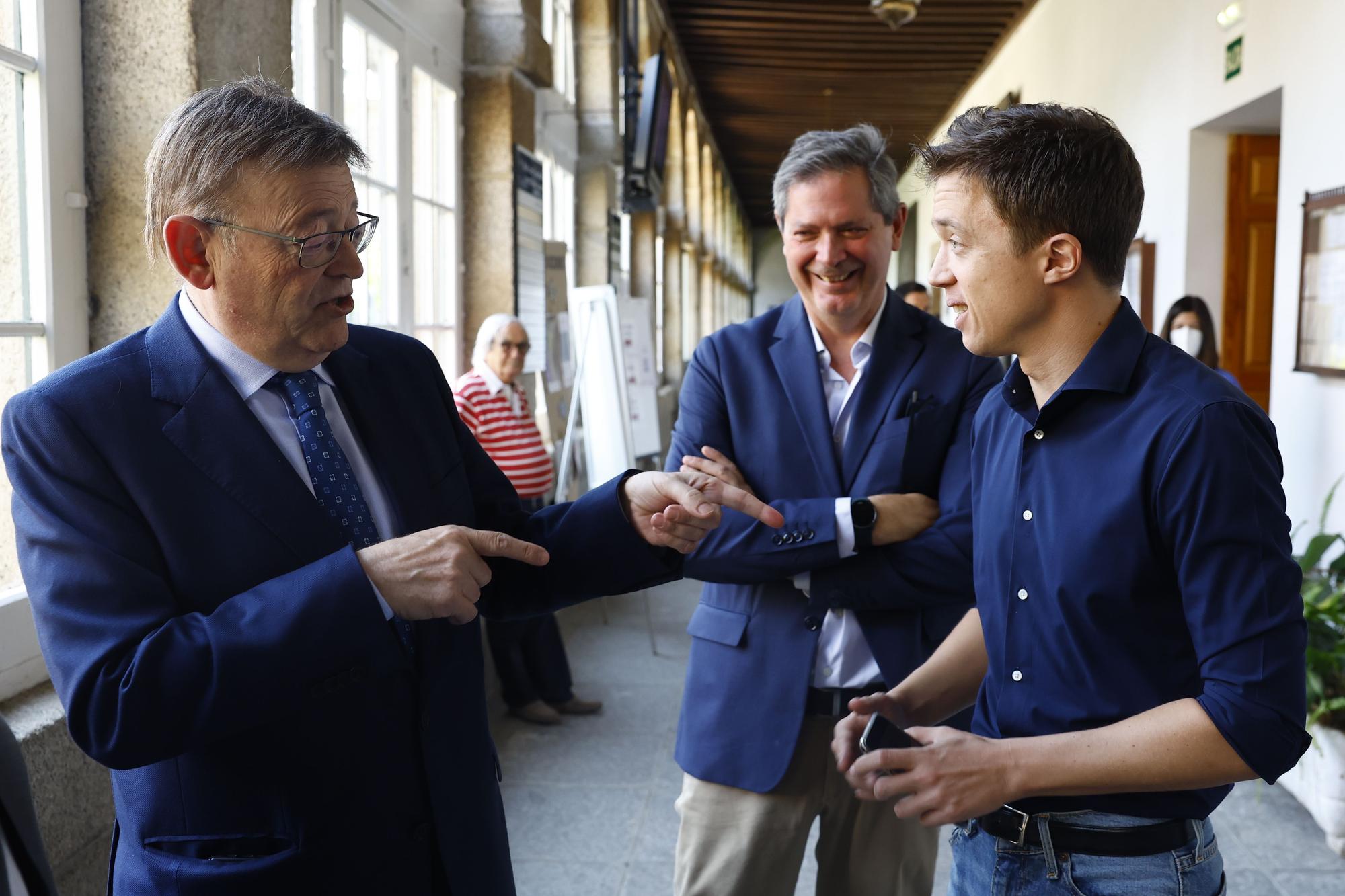 El presidente de la Generalitat valenciana, Ximo Puig, conversa con el líder de Más País, Íñigo Errejón, en los Cursos de Verano de la Universidad Complutense de Madrid.