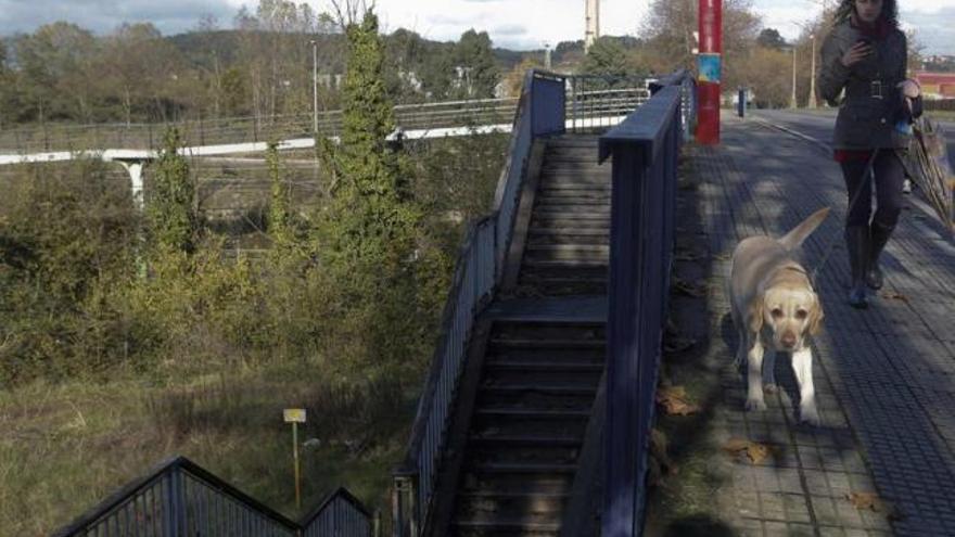 Peldaños abandonados junto a la ría