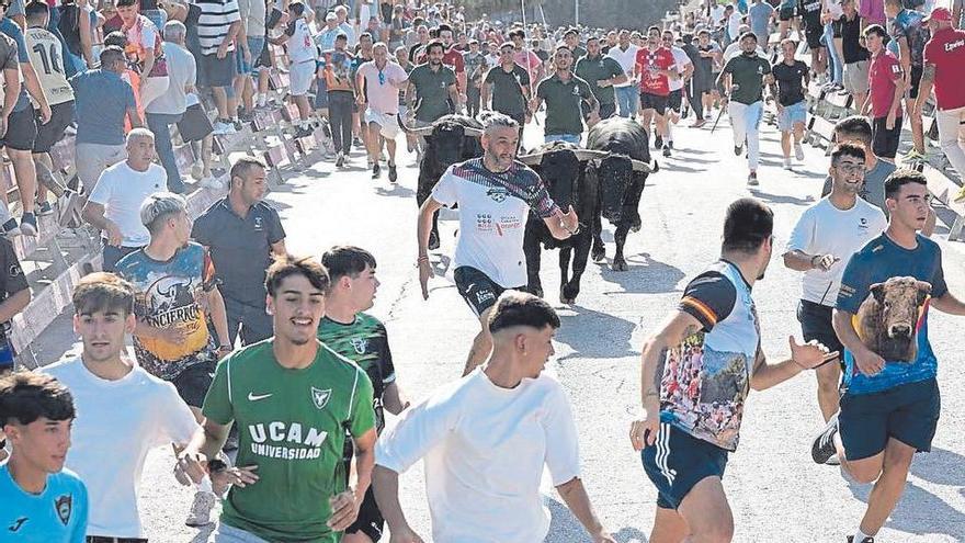 Miura y Fuente Ymbro toman las calles de Calasparra en el último encierro de fiestas
