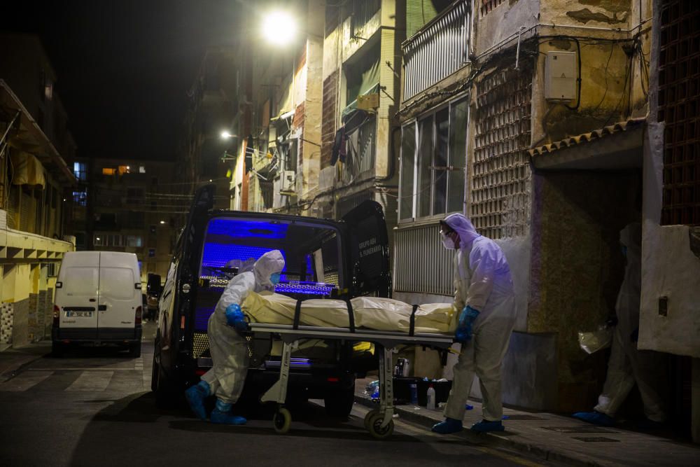 Bomberos y Policía acudieron al inmueble, donde encontraron los cadáveres de los fallecidos.