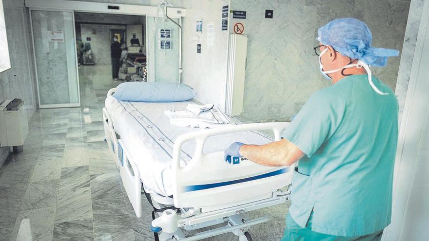 El Hospital Negrín prescindirá de 33 camas en el transcurso del verano