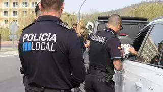 Policía de Sant Antoni y Hacienda de Ibiza realizan un control de vehículos con matrículas extranjeras