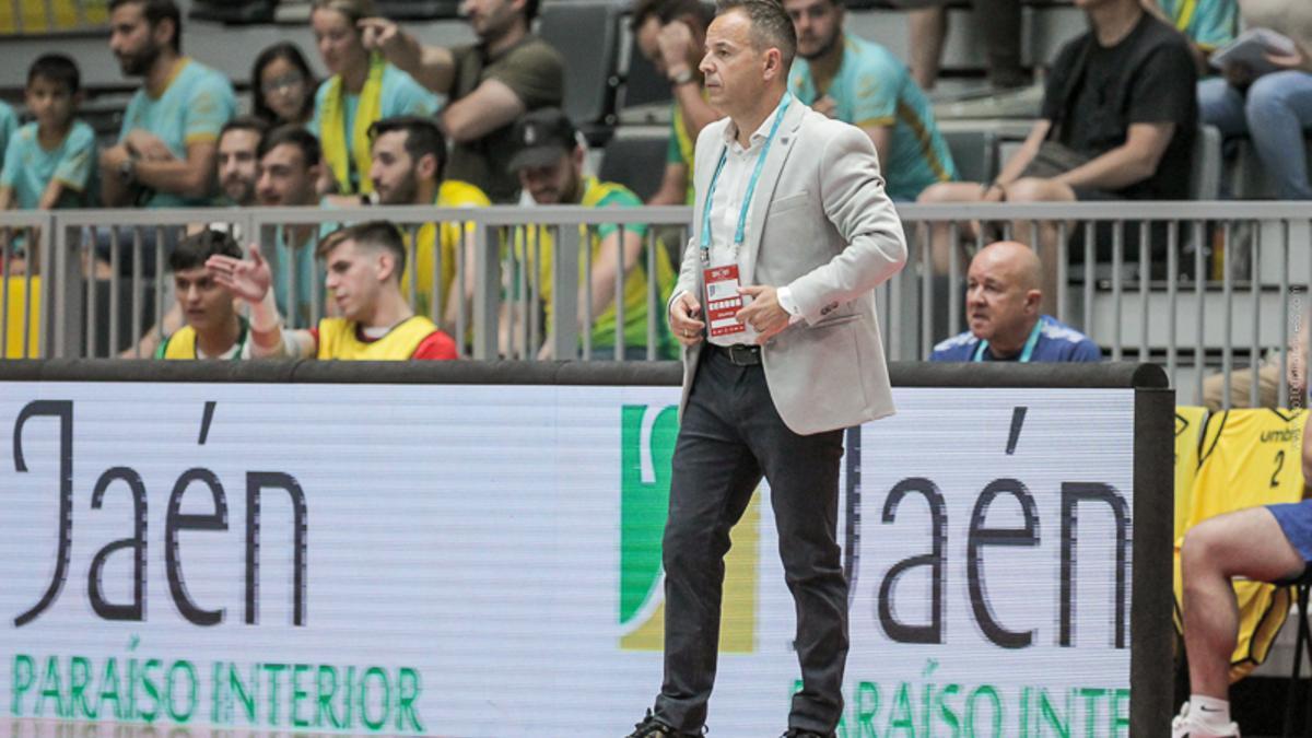 El entrenador Tete durante un partido del BeSoccer Uma Antequera