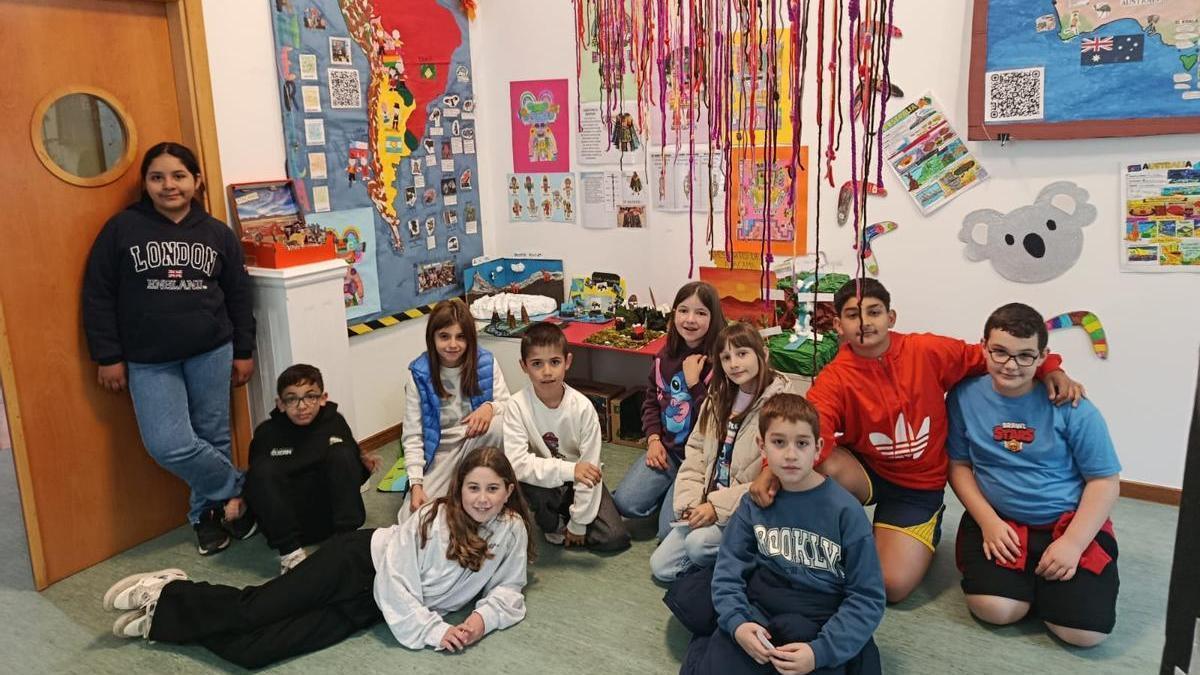 Alumnos del colegio, en la exposición.