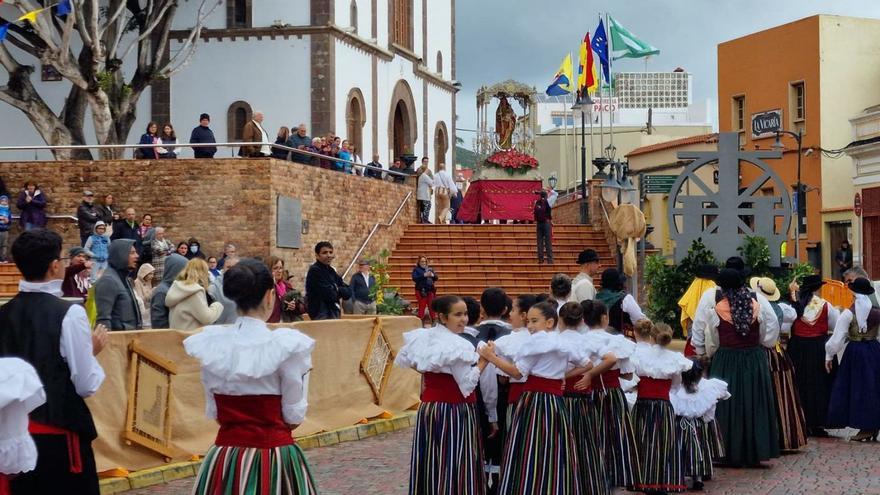 Una Virgen entre versos y aguaceros