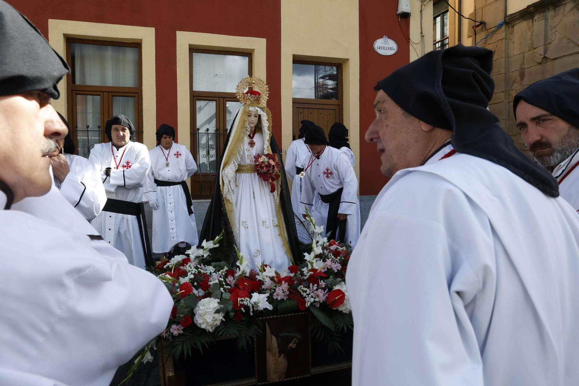 Así fue la procesión del Encuentro del Domingo de Resurrección en Gijón (en imágenes)