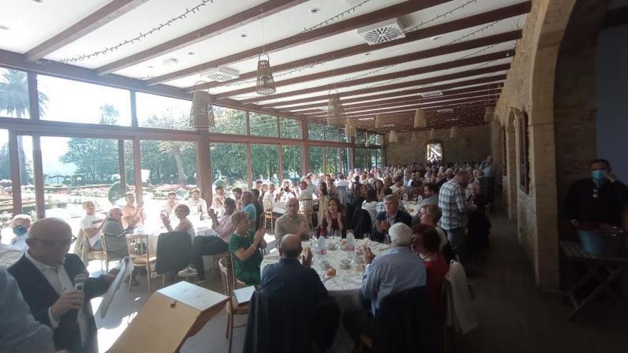 Arriba, un momento previo a la comida de aniversario. Debajo, los comensales, ya sentados a la mesa. | Andrés Illescas