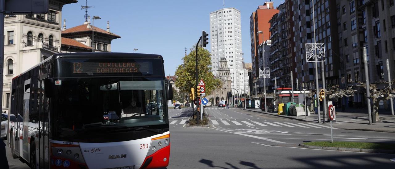 Un autobús de Emtusa, en la plaza del Humedal. | Ángel González