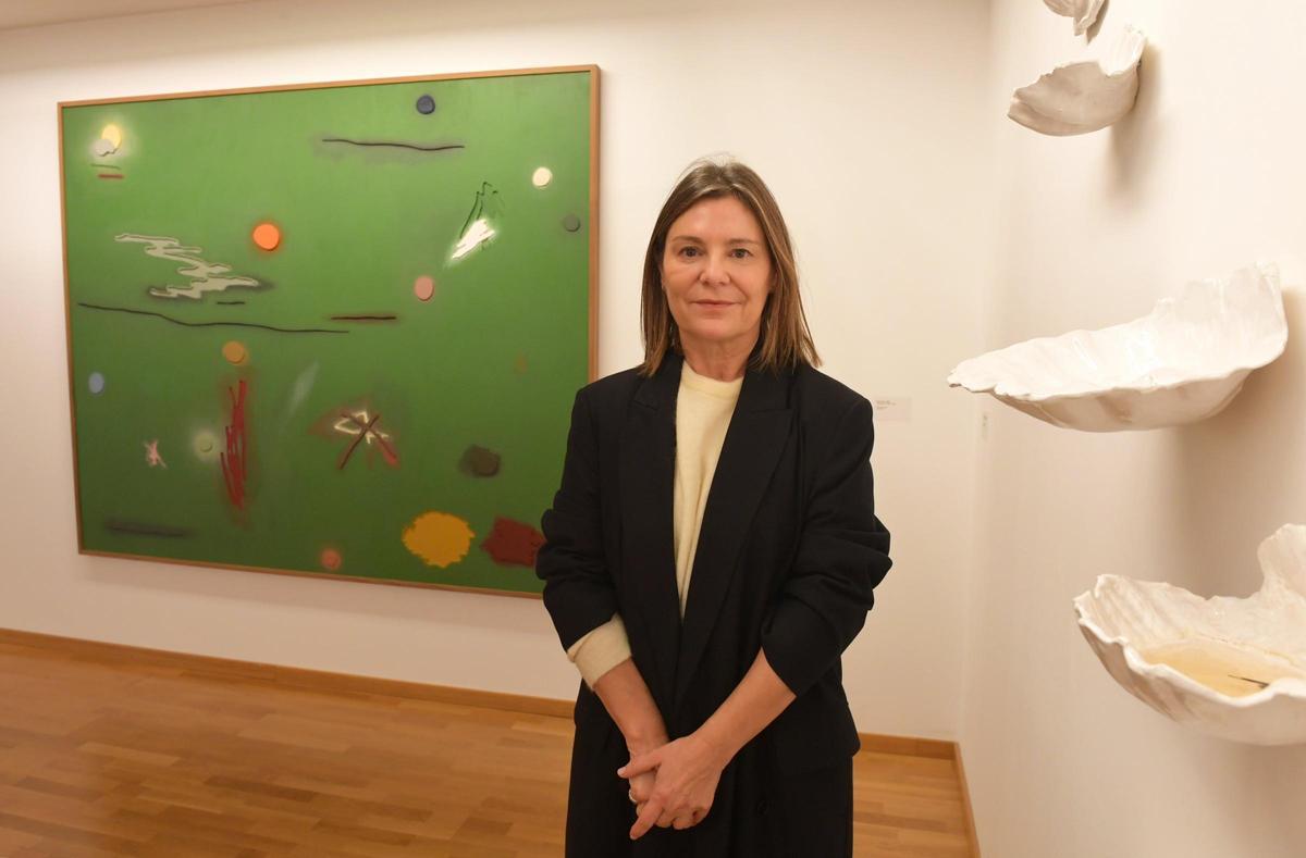Susana González, directora del Centro de Arte Fundación María José Jove, con obras expuestas en su sede