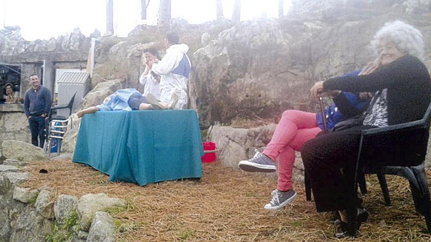 Un momento de la función, junto a la Virgen de la Roca.