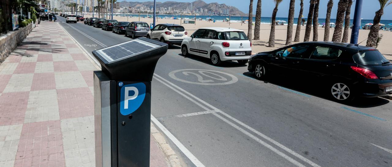 Vehículos aparcados en primera línea de La Cala, donde ahora habrá zona azul en verano y zona verde el resto del año.