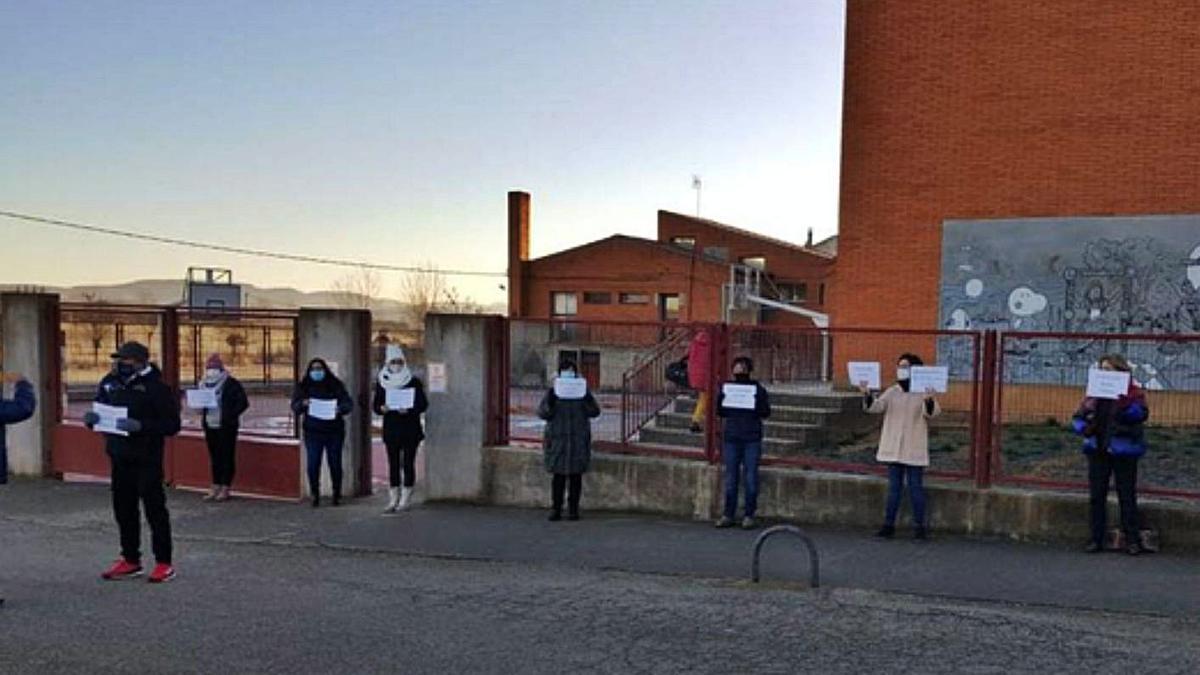 Un grupo de padres y madres de alumnos concentrados ayer a las puertas del Sansueña, en Santibáñez de Vidriales. | E. P.
