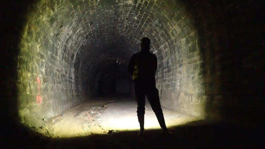 Túnel en García Barbón con final en un garaje de Rosalía Castro // FARO