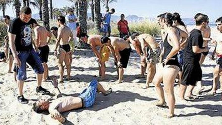 Parados treintañeros y estudiantes pugnan por las plazas de socorrista