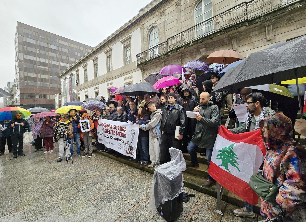 Cerca de 200 personas se concentran en Vigo para pedir «parar la guerra»