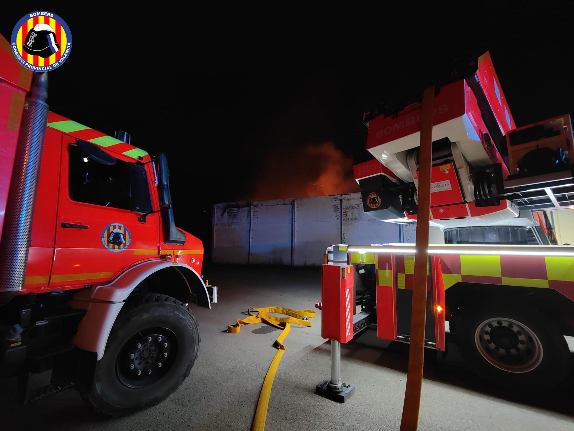 Ocho dotaciones de bomberos sofocan un incendio industrial en Vallada