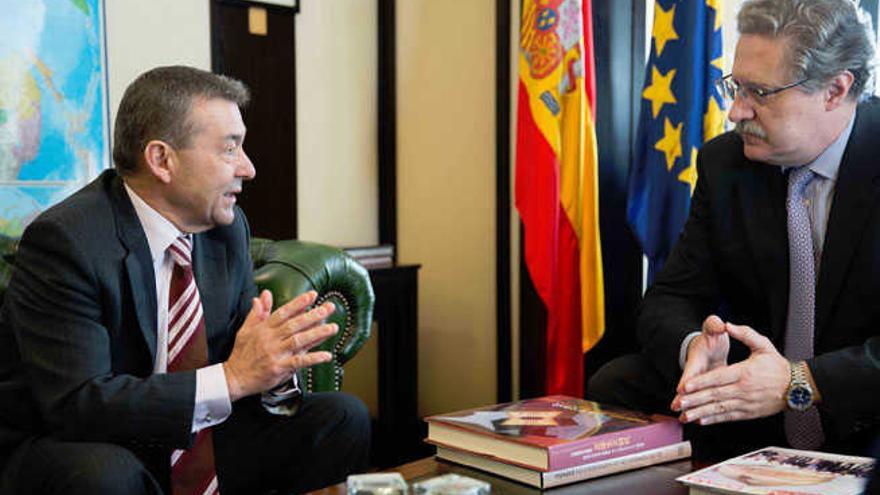 Paulino Rivero en su encuentro con el cónsul Miguel Bauzá.