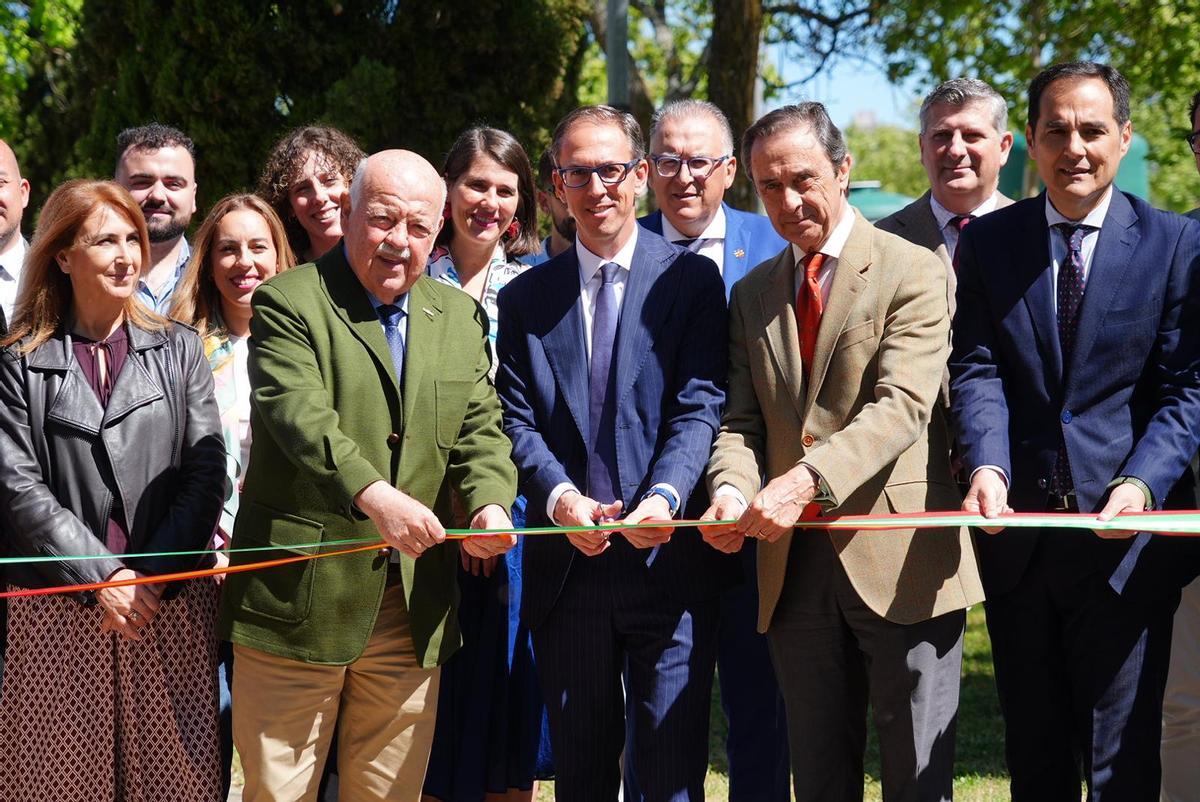 Las autoridades, en el corte de la cinta inaugural de la Feria Agroganadera de Los Pedroches..