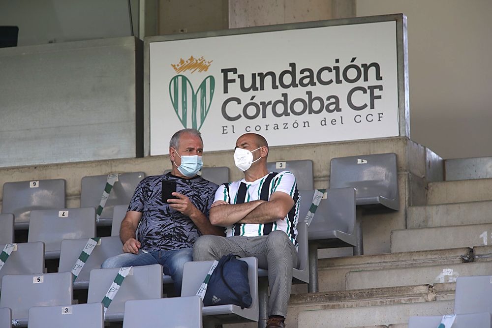 Aficionados asistentes al encuentro Córdoba CF-Balompédica Linense