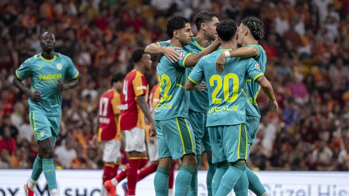 Los jugadores del Villarreal celebran el gol de Mikautadze.