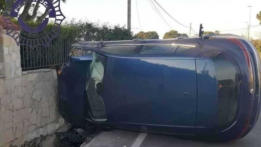 Choca ebrio contra una casa en el Serradal