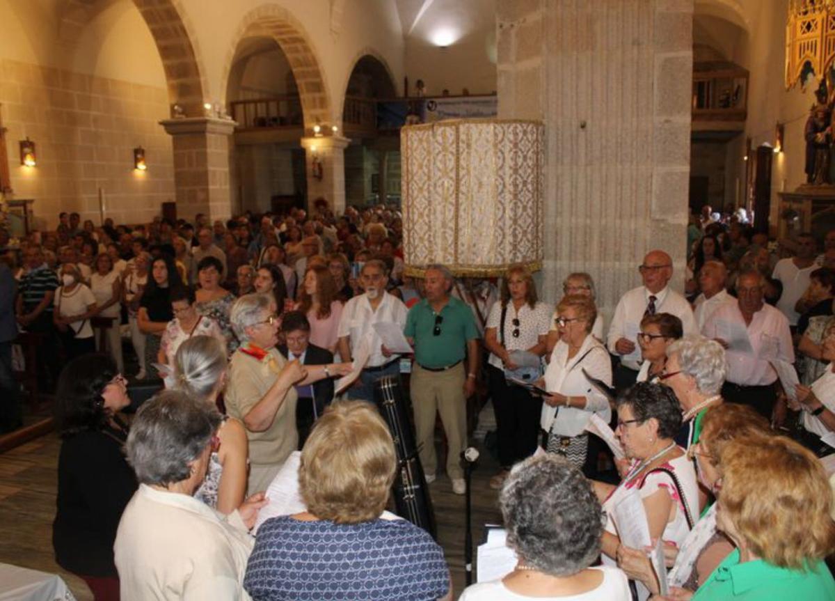 Un momento de la procesión alrededor del santuario. Los puestos y los romeros paseando, y coches clásicos. | A. S.