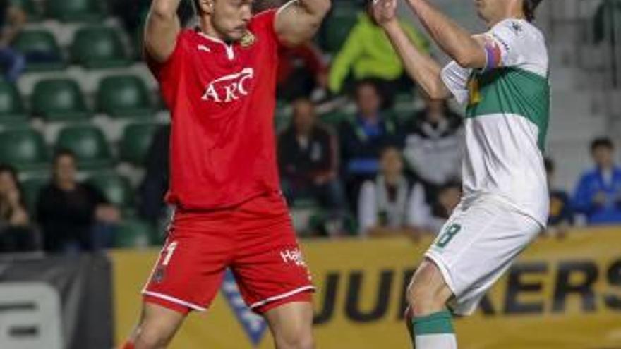 Pelegrín y Dmitrovic, durante el partido del viernes.