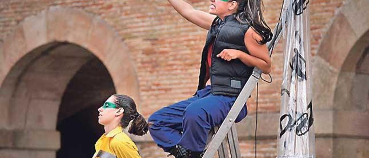 La actriz mallorquina Rosa Serra, en la escalera, en una recreación contemporánea de ´Fuenteovejuna´.