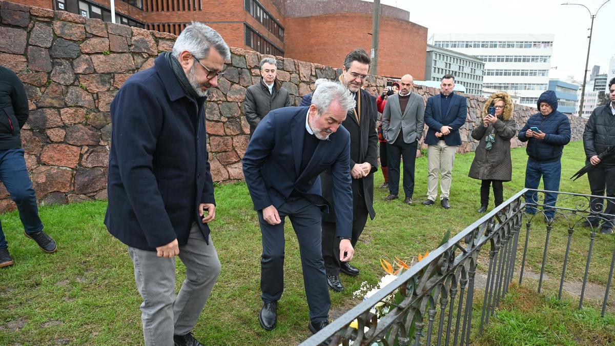 Fernando Clavijo deposita un ramo de flores a los pies del monolito erigido en reconocimiento de las familias canarias que fundaron Montevideo.