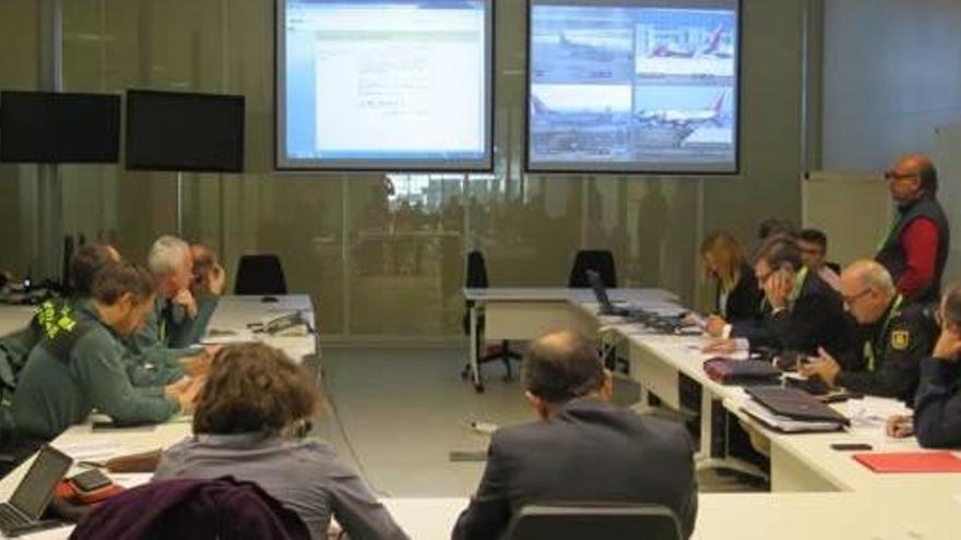 Sala de crisis habilitada en el aeropuerto para resolver el secuestro del avión.