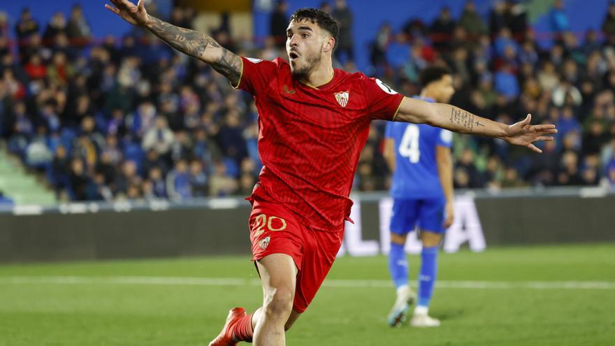 Isaac Romero celebra uno de los dos goles que le ha dado el pase a los cuartos de la Copa al Sevilla.