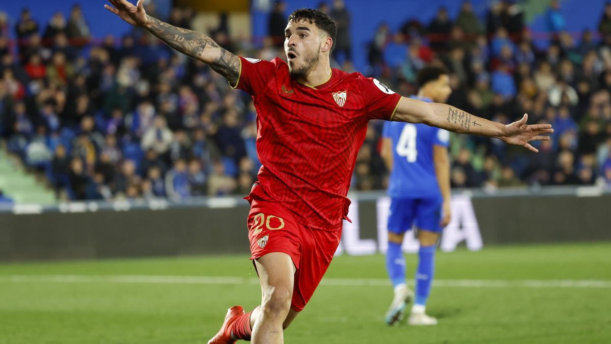 Isaac Romero celebra uno de los dos goles que le ha dado el pase a los cuartos de la Copa al Sevilla.