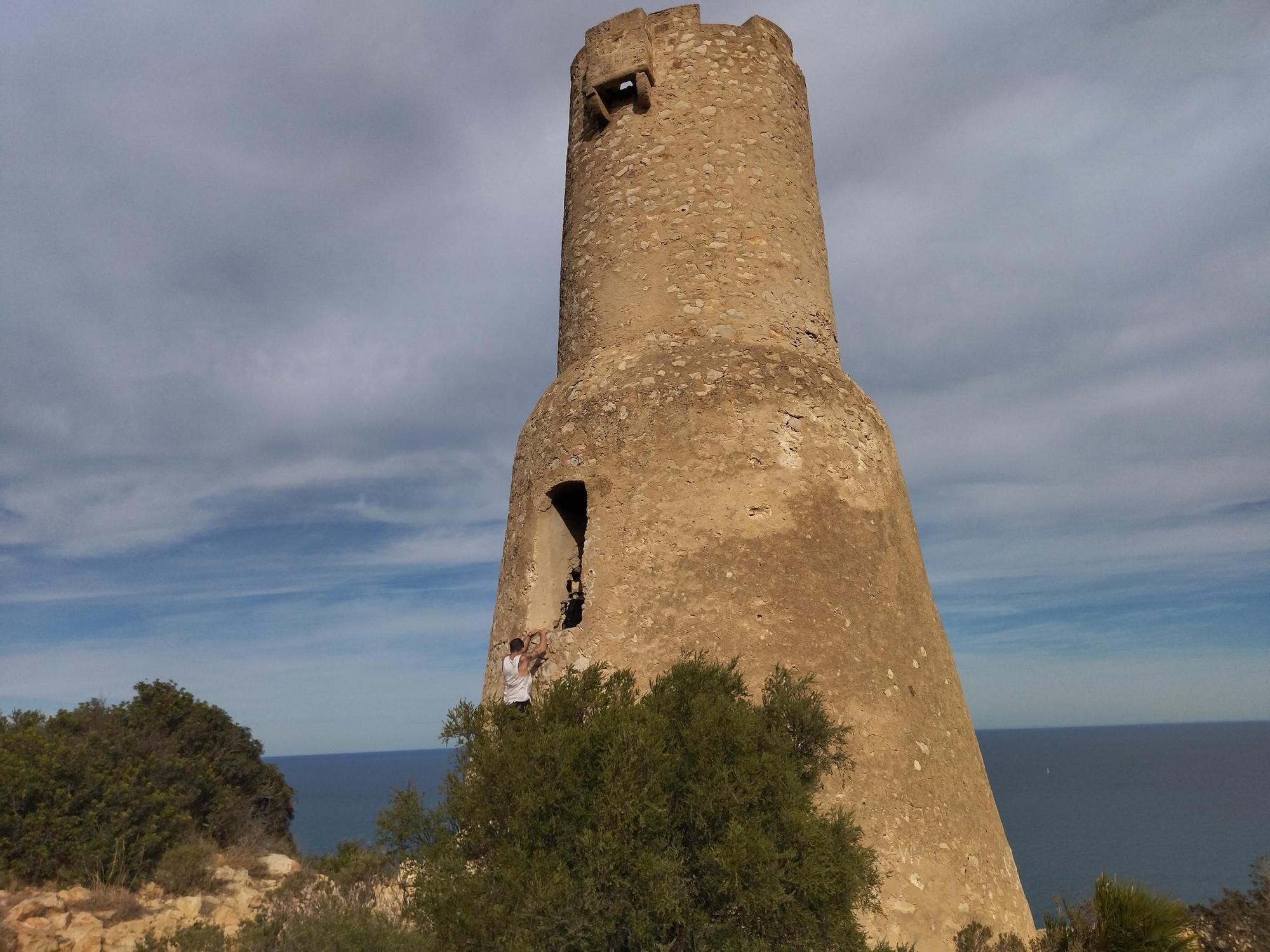 A la torre del Gerro y la Cova Tallada sin tropezar con la masificación