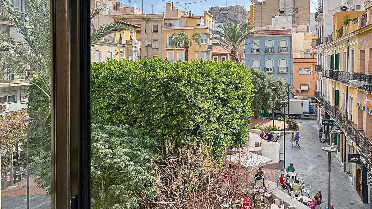 Chollo inmobiliario en Alicante: Se vende un piso con vistas a la Plaza Nueva