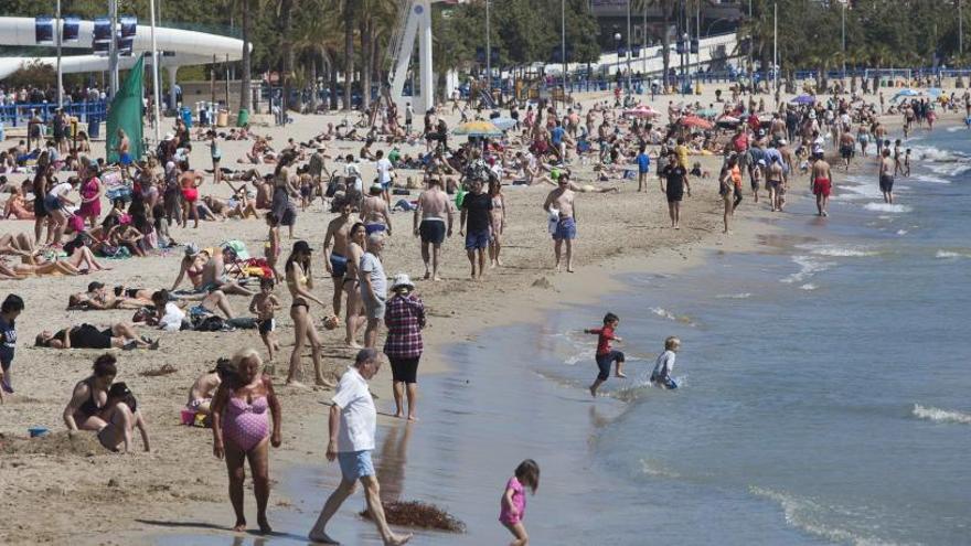 Imagen de la playa alicantina del Postiguet durante el fin de semana