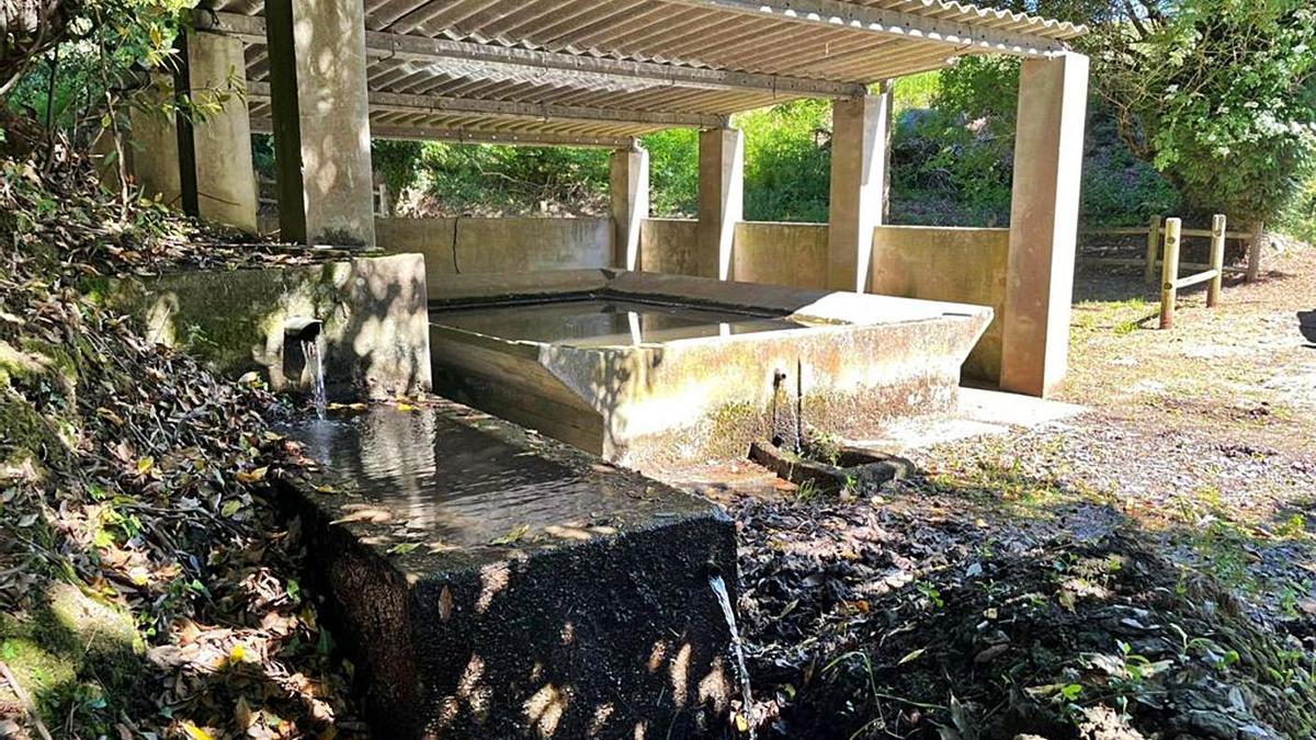 Fuente y lavadero de O Fontado, en Meangos.   | // L. O.