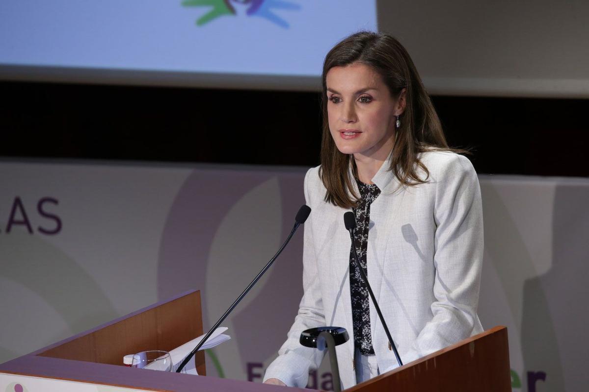 Letizia Ortiz, durante su discurso sobre las enfermedades raras, con blusa estampada de Carolina Herrera