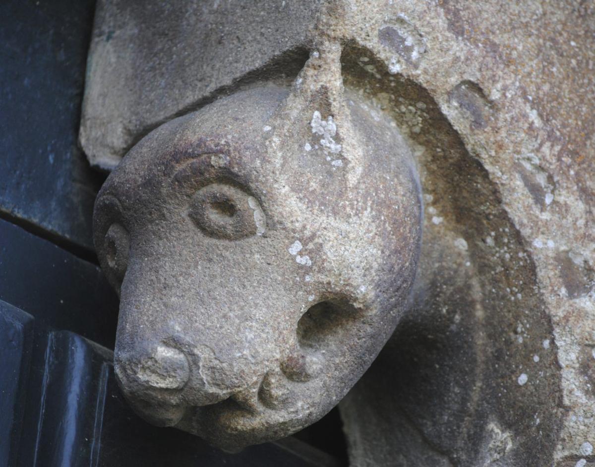 Detalle dun dos capiteis da porta principal.