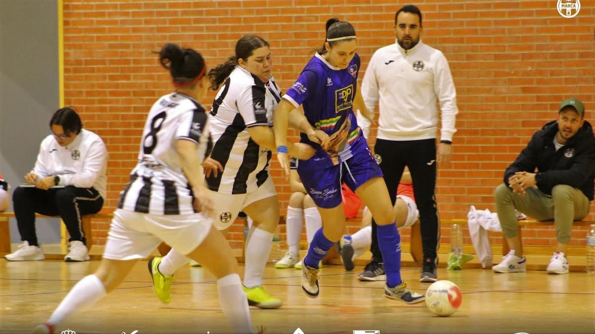 Eme, nueva jugadora del Cajasur Deportivo Córdoba, en un partido con el Linares.