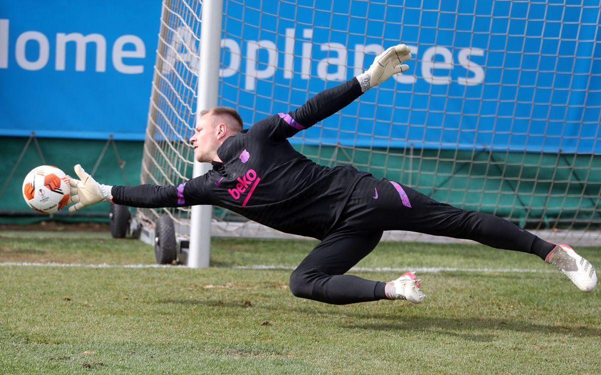 Ter Stegen despeja un balón en un entrenamiento del Barça en Sant Joan Despí