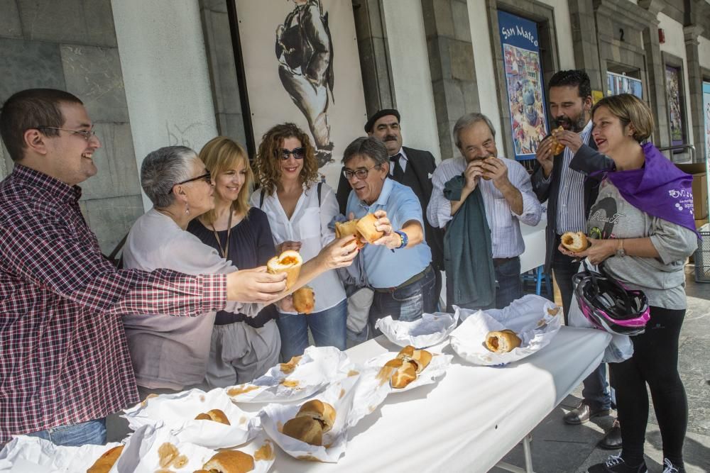 Alcalde y concejales del Ayuntamiento de Oviedo celebran el día del bollo
