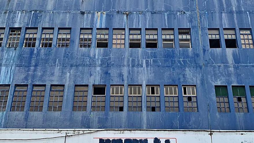 Fachada de la antigua Frigodis. Es el edificio abandonado con más superficie construida de Jacinto Benavente.   | // L.GRAÑA