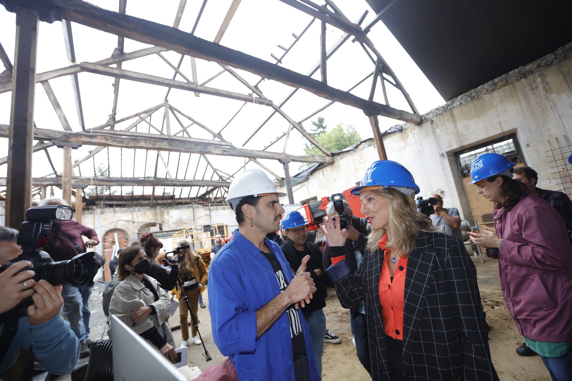 EN IMÁGENES: Así fue la visita de Yolanda Díaz y Rodrigo cuevas a las obras del teatro La Benéfica, en Infiesto