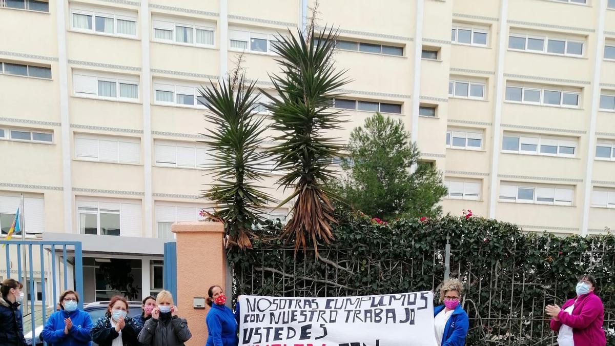 Protesta de las trabajadoras de la limpieza de la residencia pública de Torrevieja que llevan dos meses sin cobrar