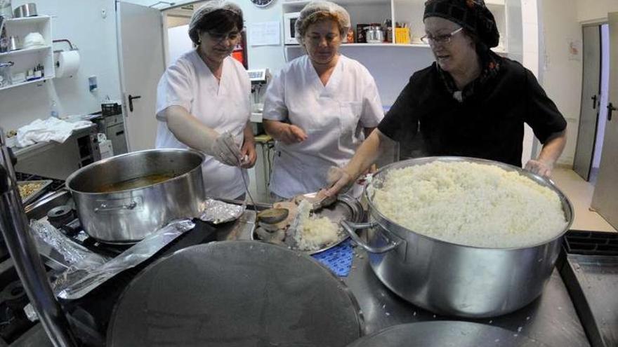 Cocineras preparan el menú escolar del colegio A Lomba durante este curso.