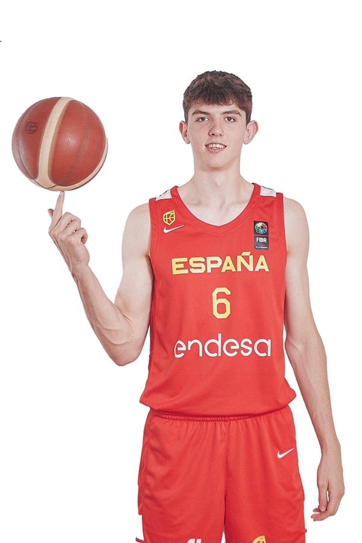 Sergio De Larrea, joven base de la cantera 'taronja', con el '6' de España sub-19