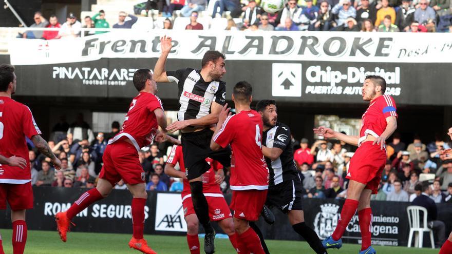 Gonzalo Verdú se dispone a rematar un balón ante la presencia de Moisés.